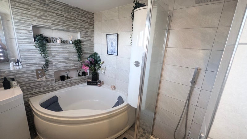 Room Risbury Walk in Manchester