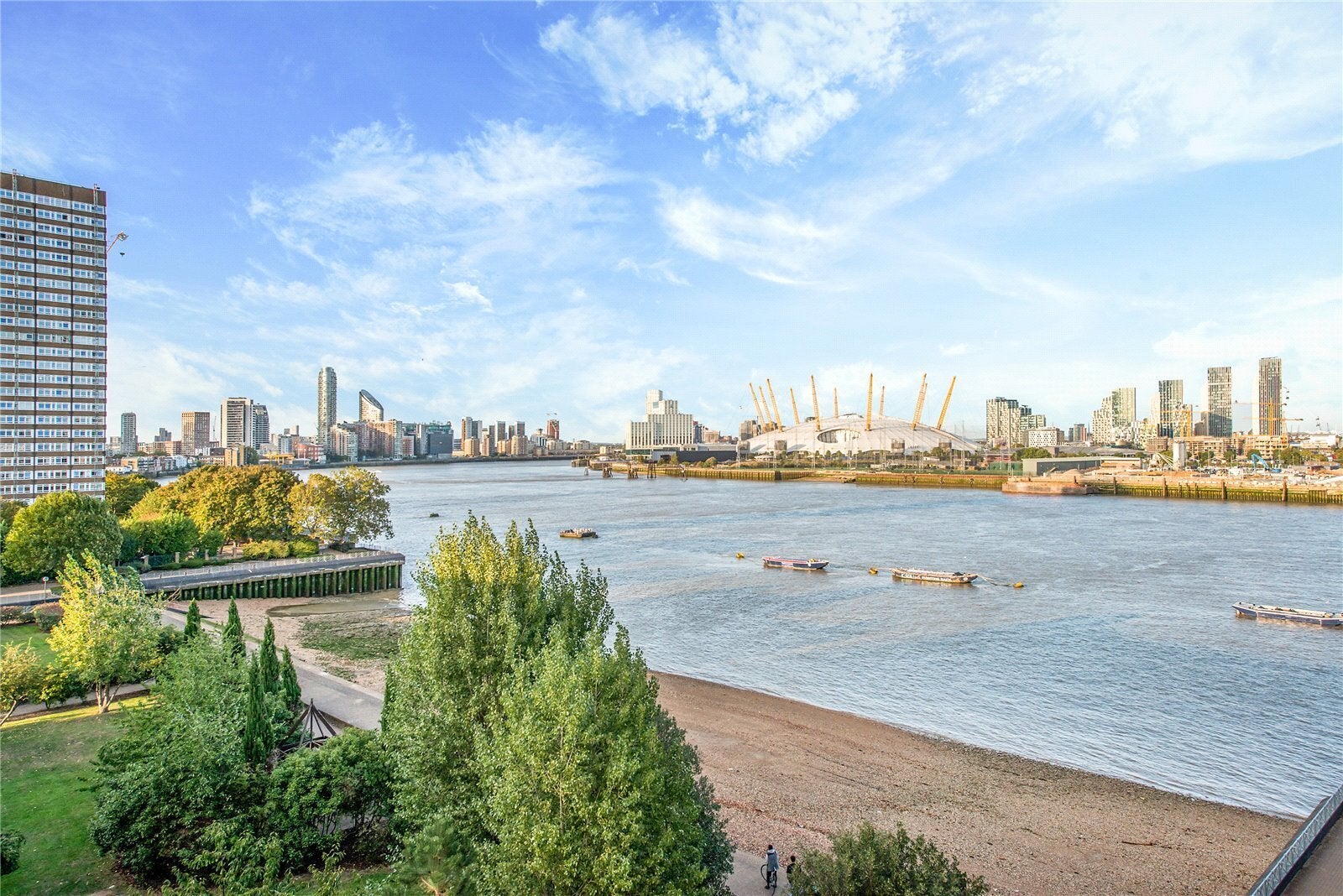 Flat Rembrandt Close in Greater London