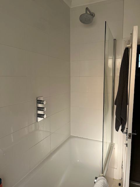Room Rossiter Road in Greater London