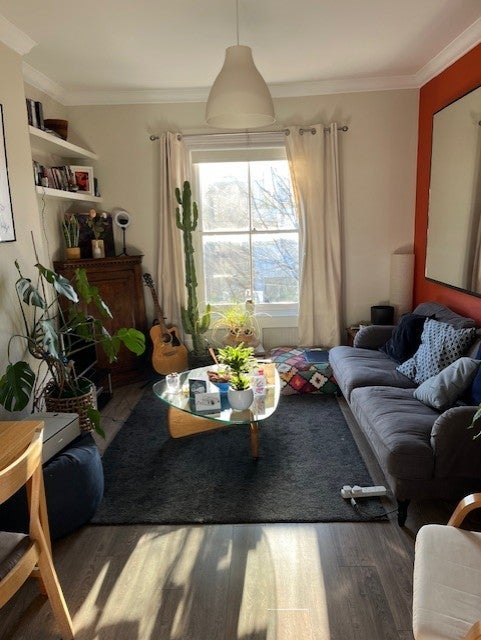 Room Rossiter Road in Greater London
