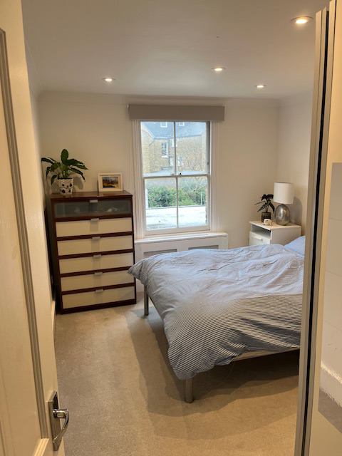 Room Rossiter Road in Greater London