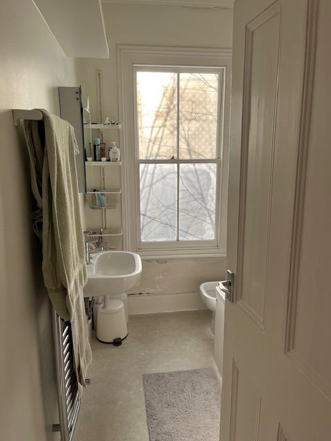 Room Rossiter Road in Greater London