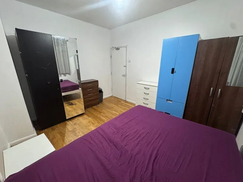 Room Wood Lane in Greater London