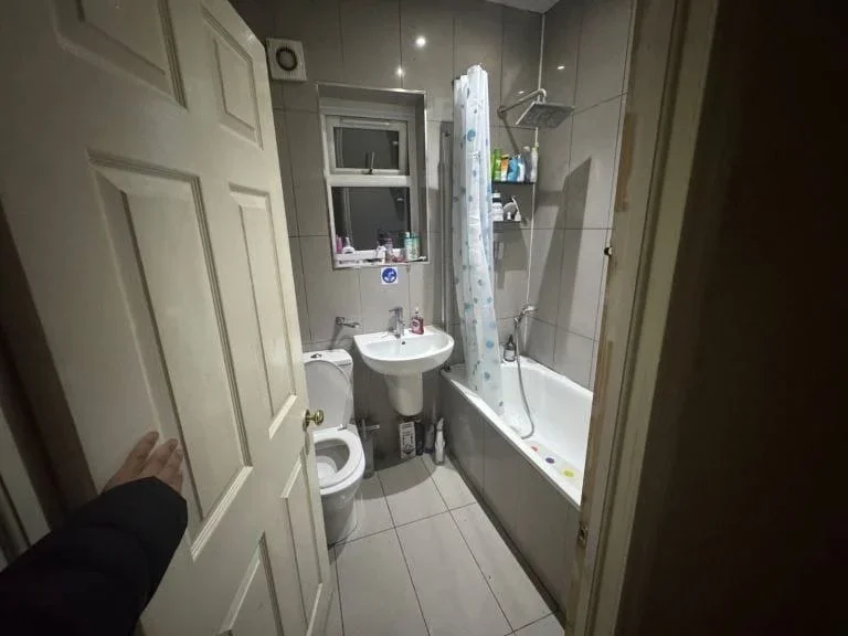 Room Wood Lane in Greater London
