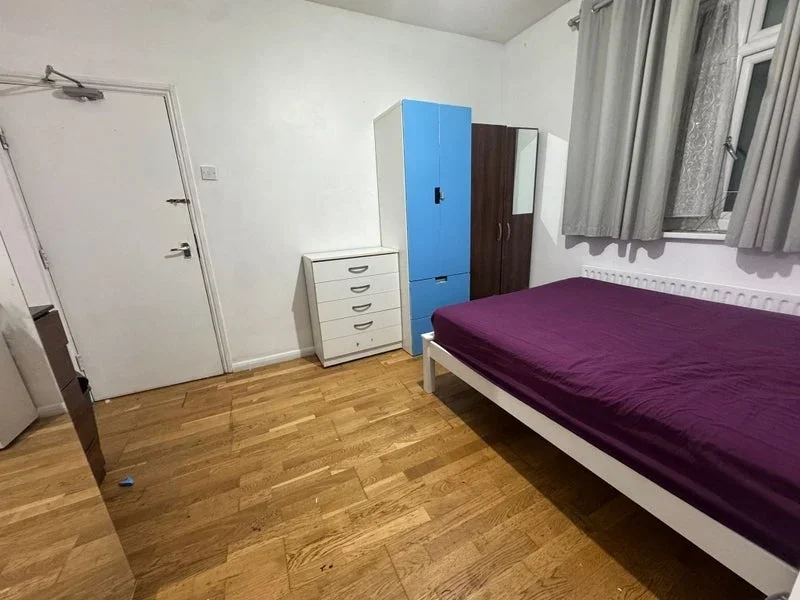 Room Wood Lane in Greater London