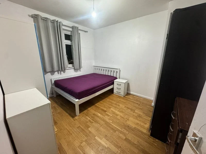 Room Wood Lane in Greater London