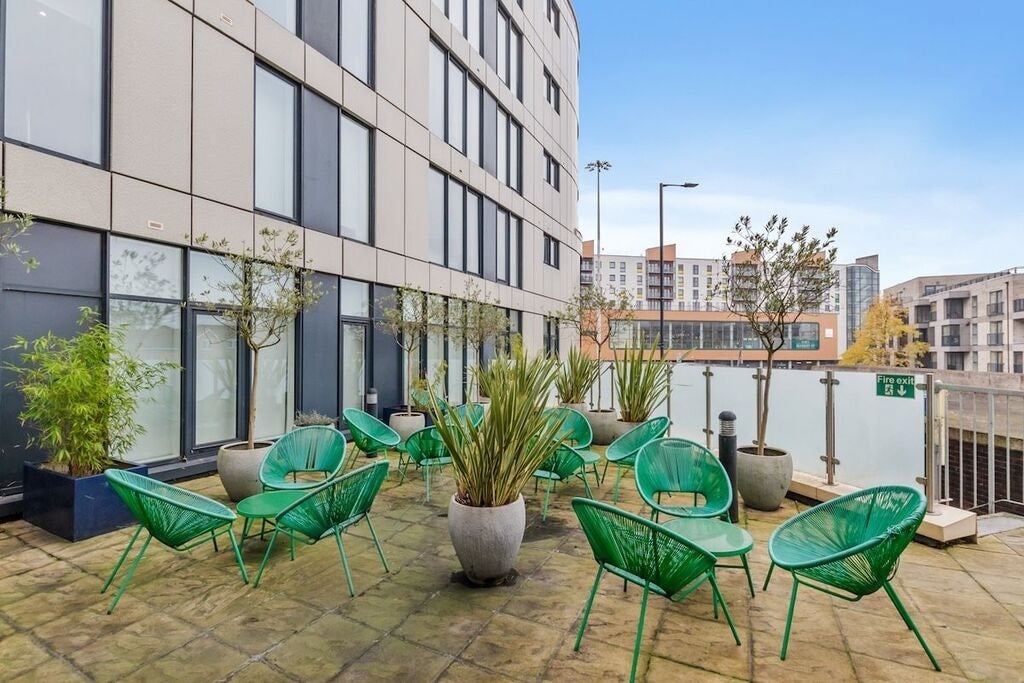 Flat Greenhill Way in Greater London