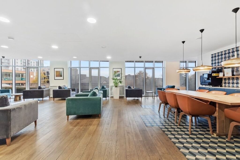 Flat Greenhill Way in Greater London