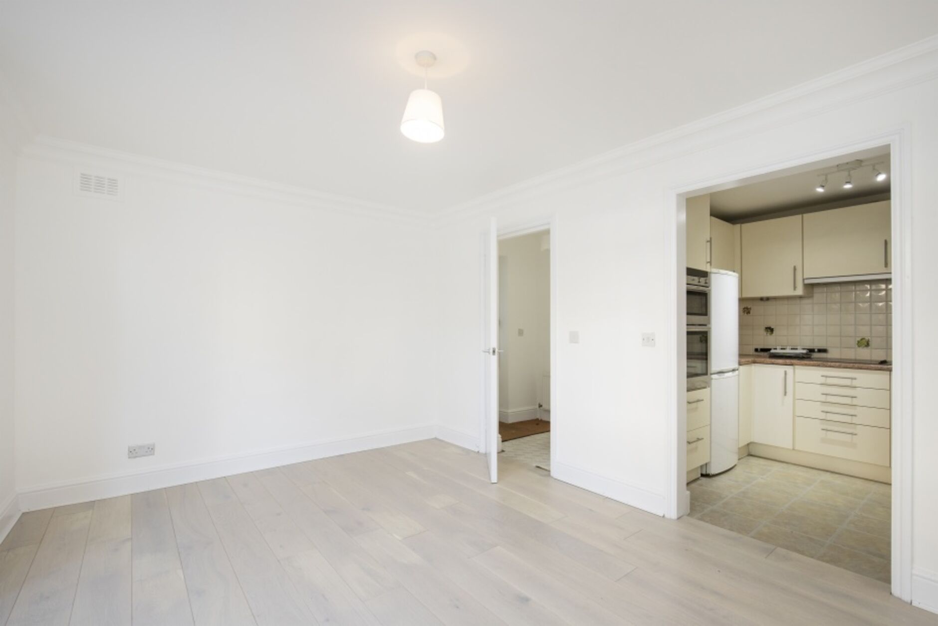 Flat Starfield Road in Greater London