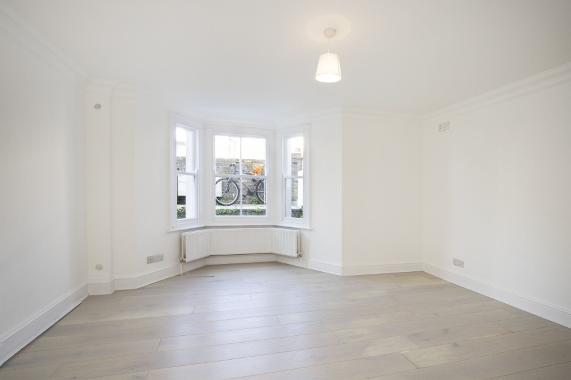 Flat Starfield Road in Greater London
