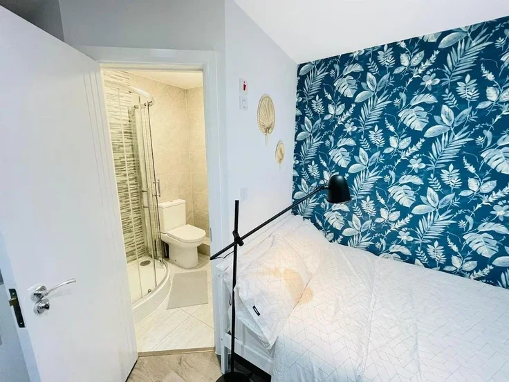 Flat Hawkwood Mount in Greater London