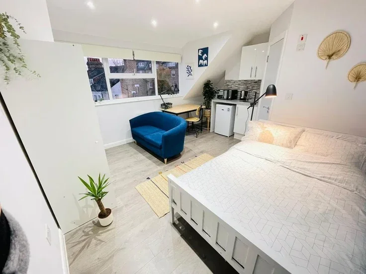 Flat Hawkwood Mount in Greater London
