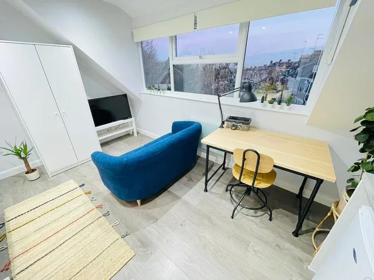 Flat Hawkwood Mount in Greater London