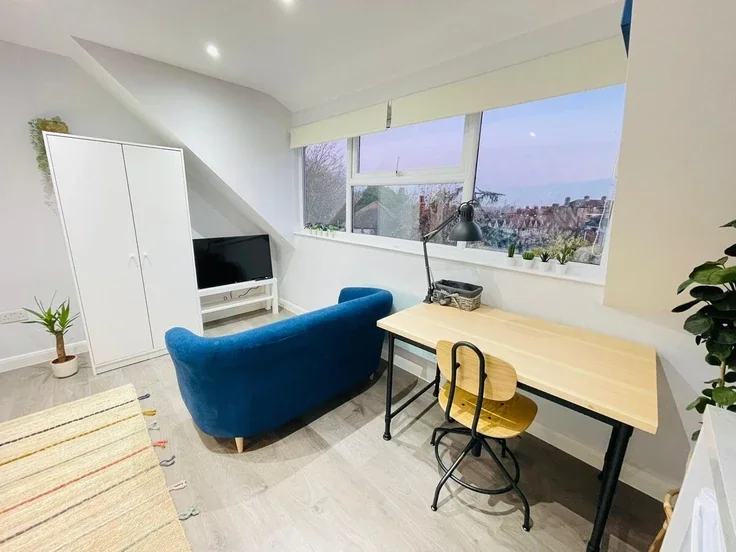 Flat Hawkwood Mount in Greater London