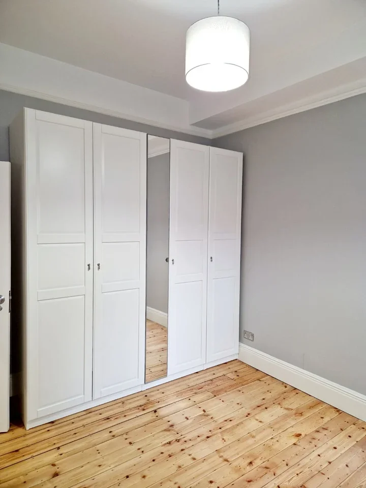 Flat Shamrock Street in Greater London