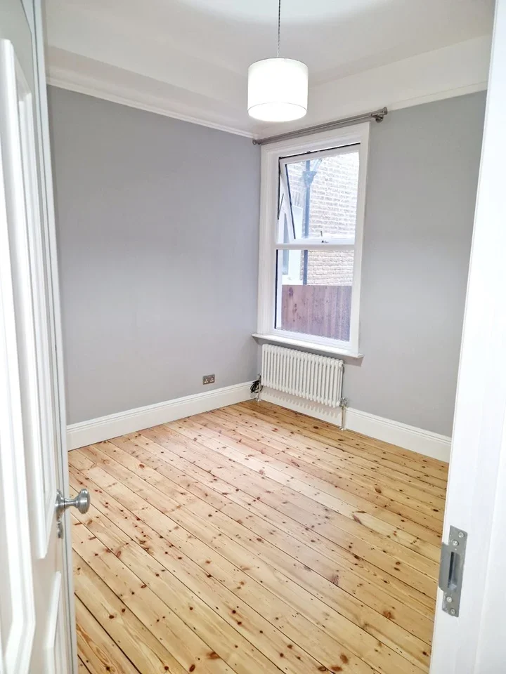 Flat Shamrock Street in Greater London