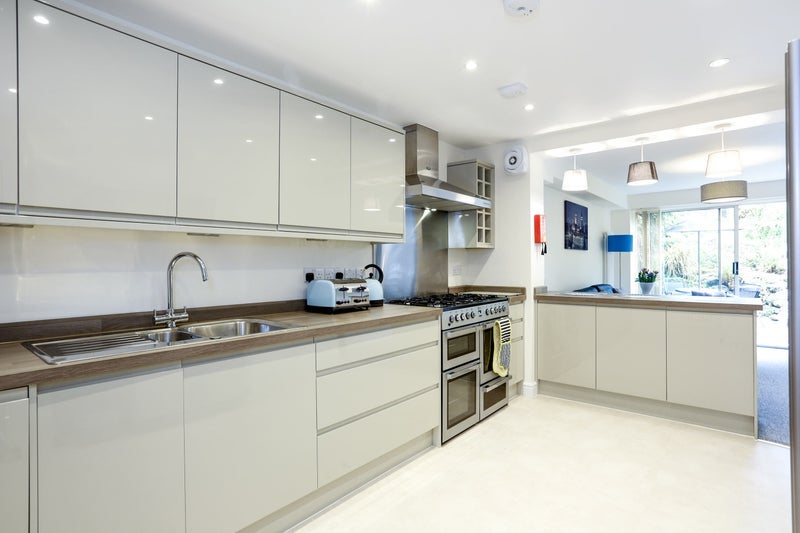 Room Barrow Hill Close in Epsom and Ewell
