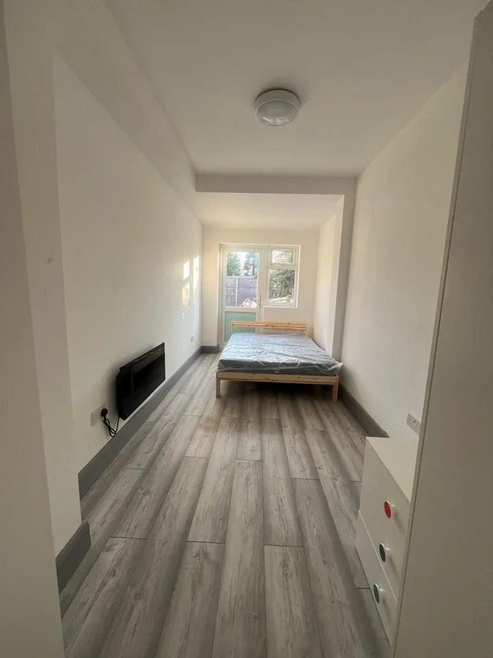 Room Bath Road in Slough
