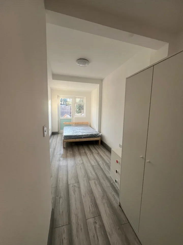 Room Bath Road in Slough