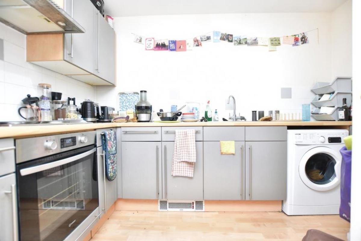 Flat Butterworth Court in Bristol