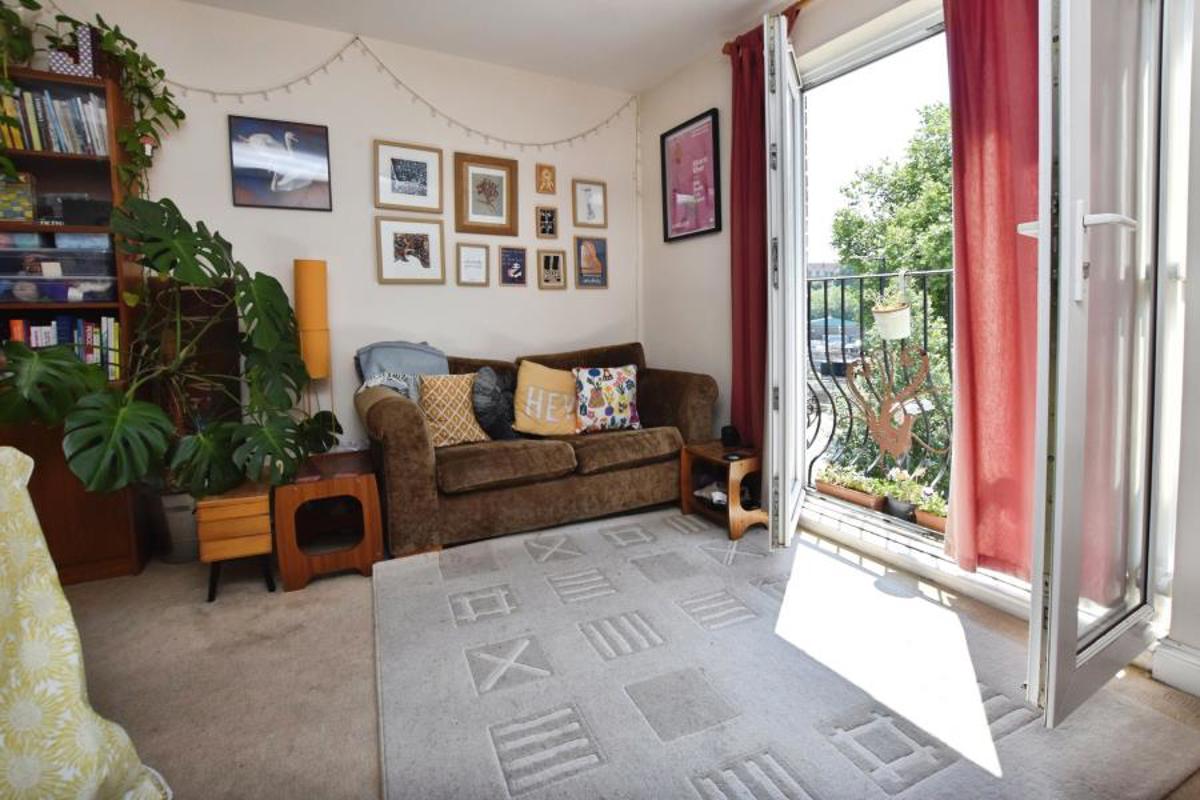 Flat Butterworth Court in Bristol