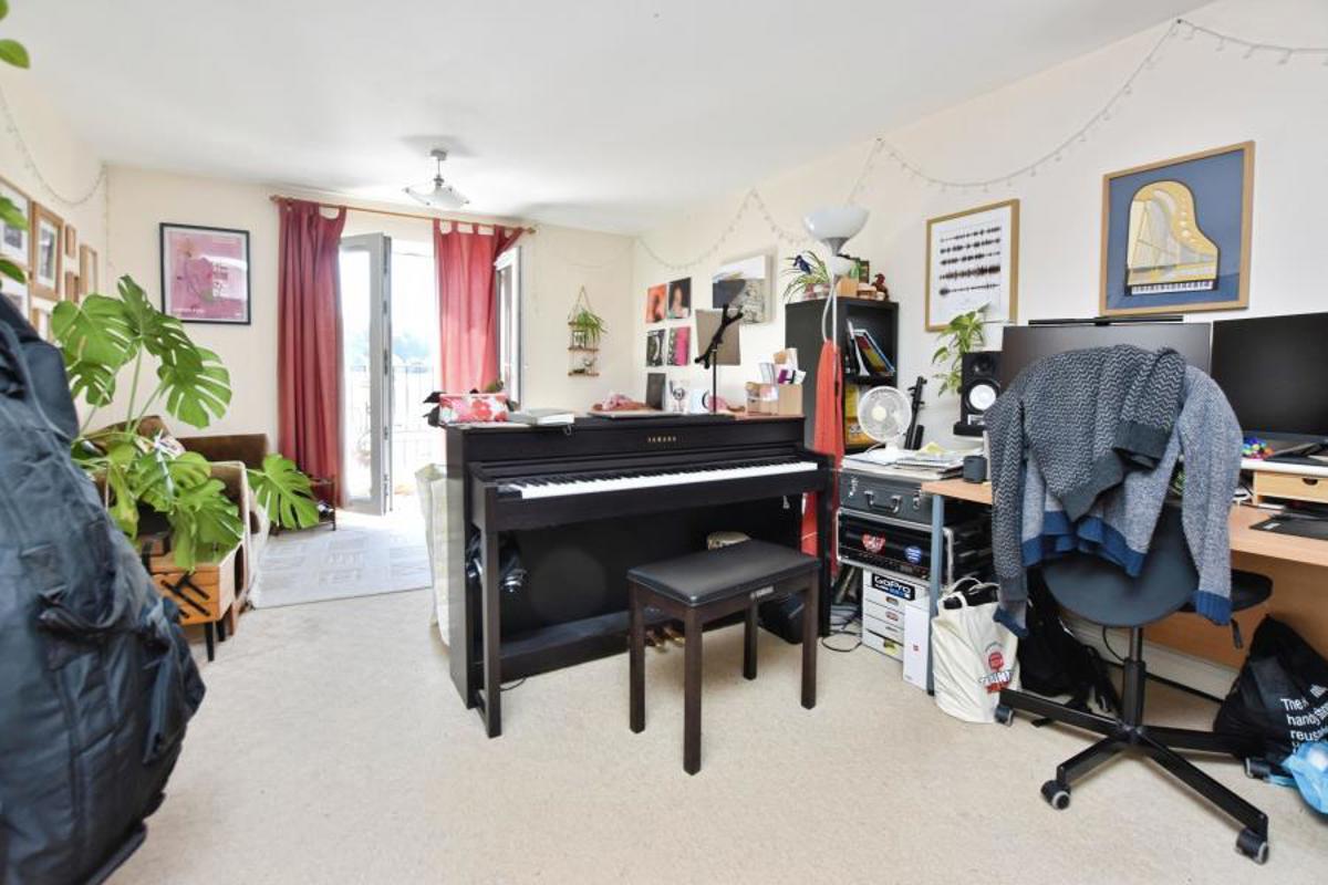 Flat Butterworth Court in Bristol