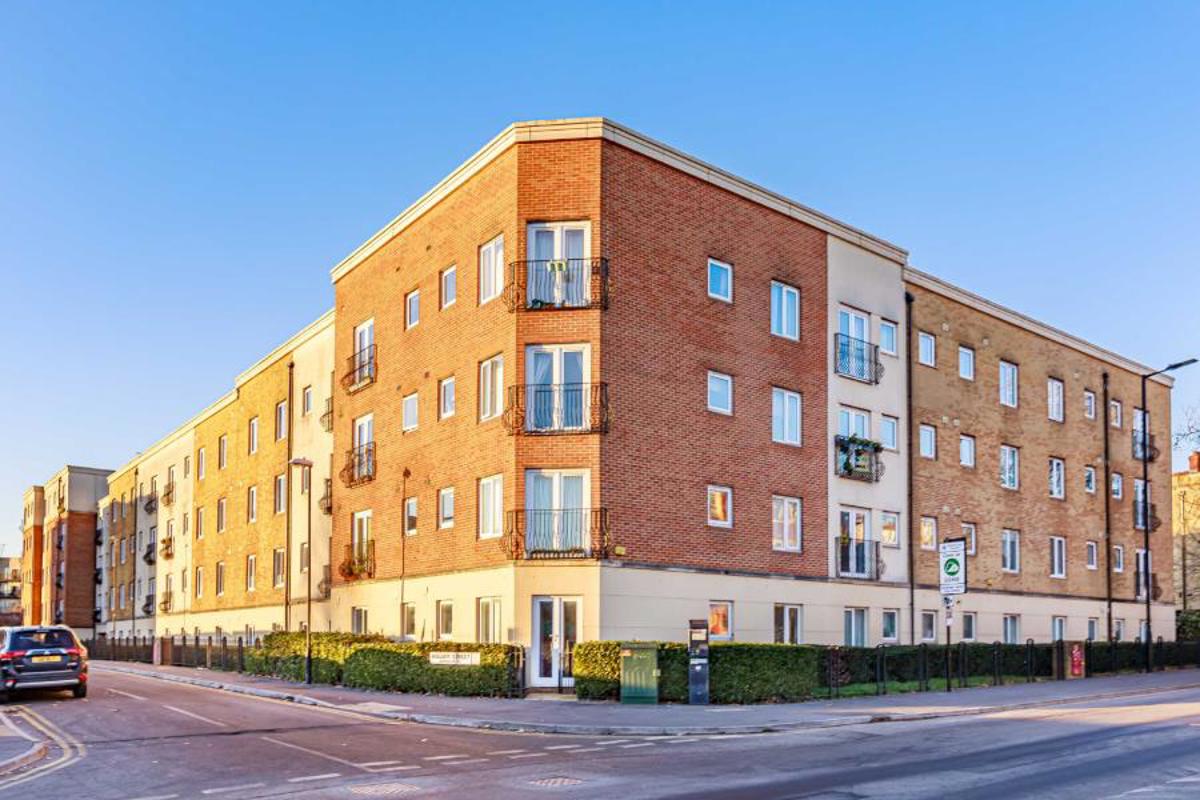 Flat Butterworth Court in Bristol