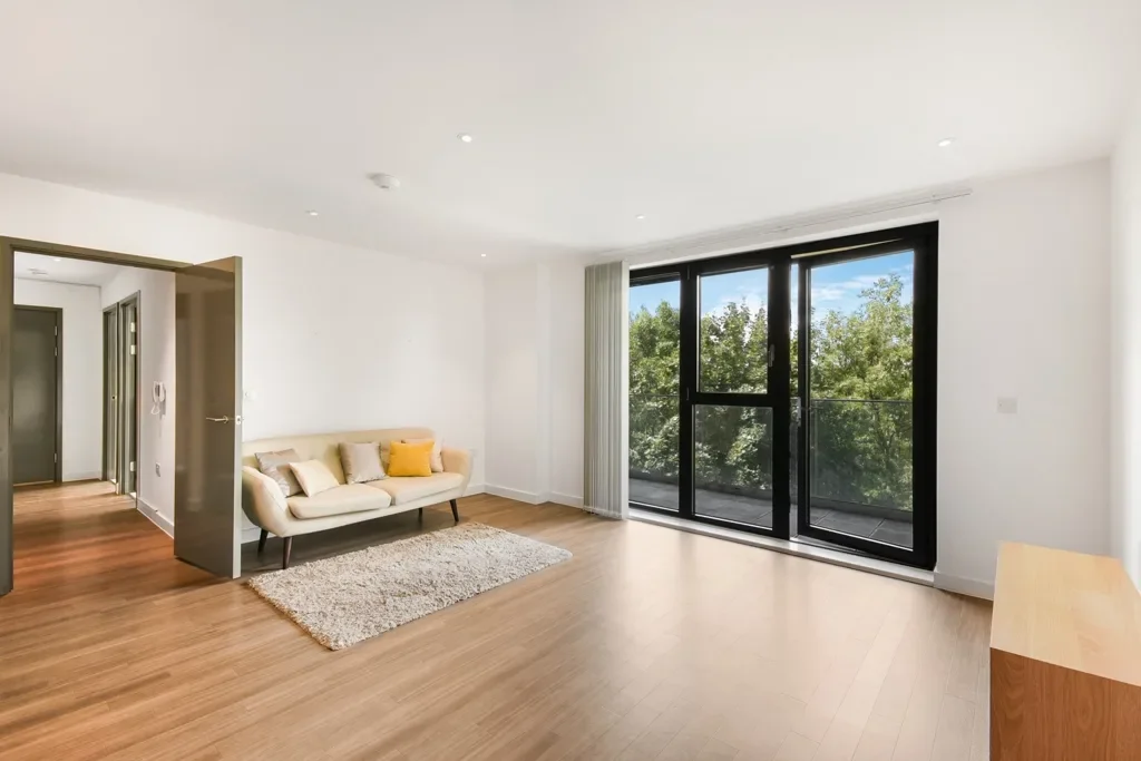 Flat Goldsmiths' Row in Greater London
