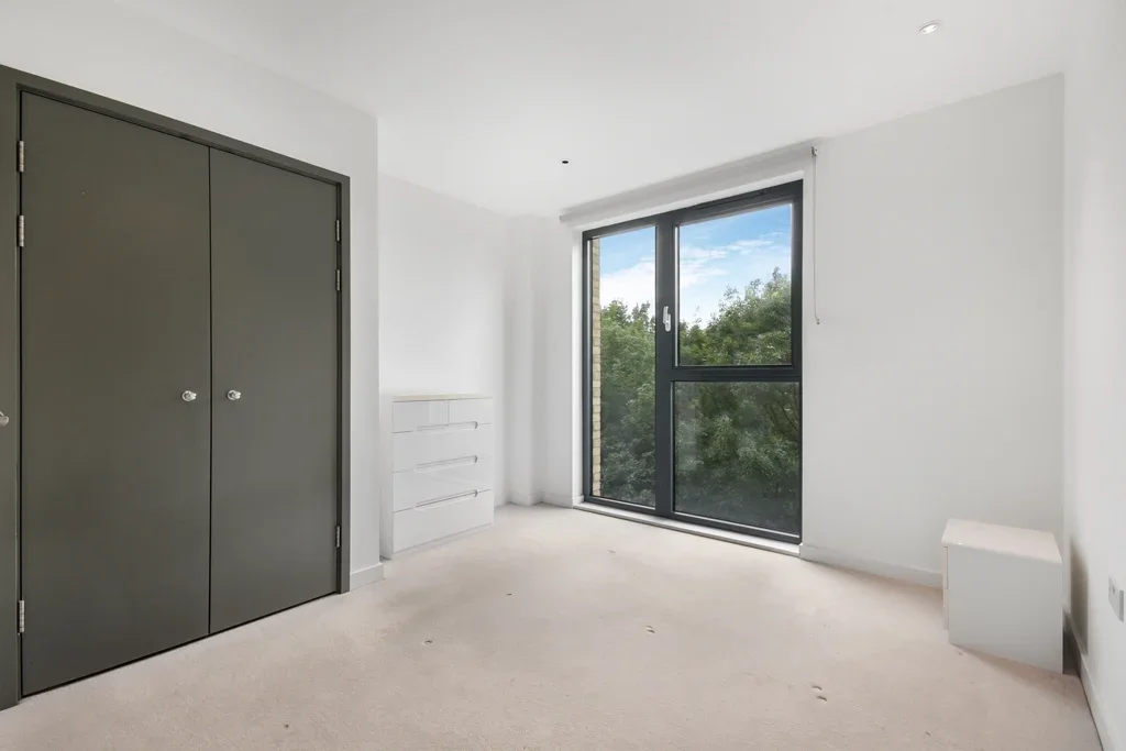 Flat Goldsmiths' Row in Greater London