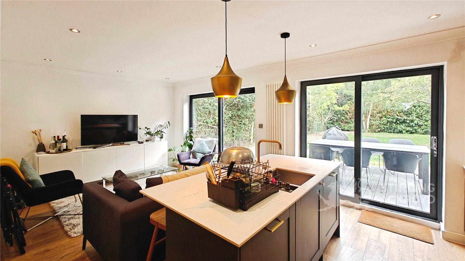Room Applegarth Avenue in Guildford