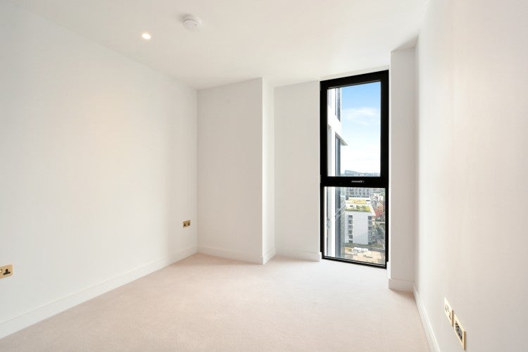 Flat Mudlarks Boulevard in Greater London