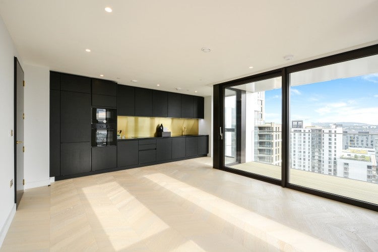 Flat Mudlarks Boulevard in Greater London