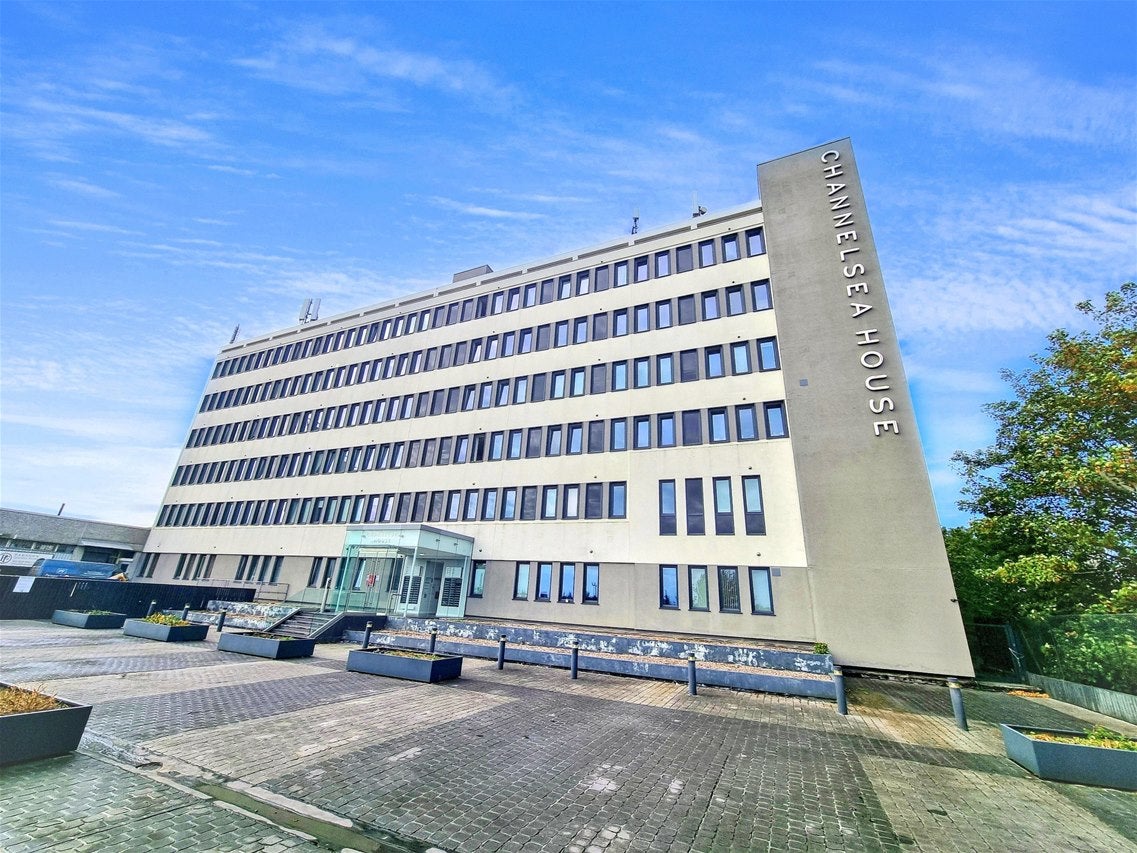 Flat Canning Road in Greater London