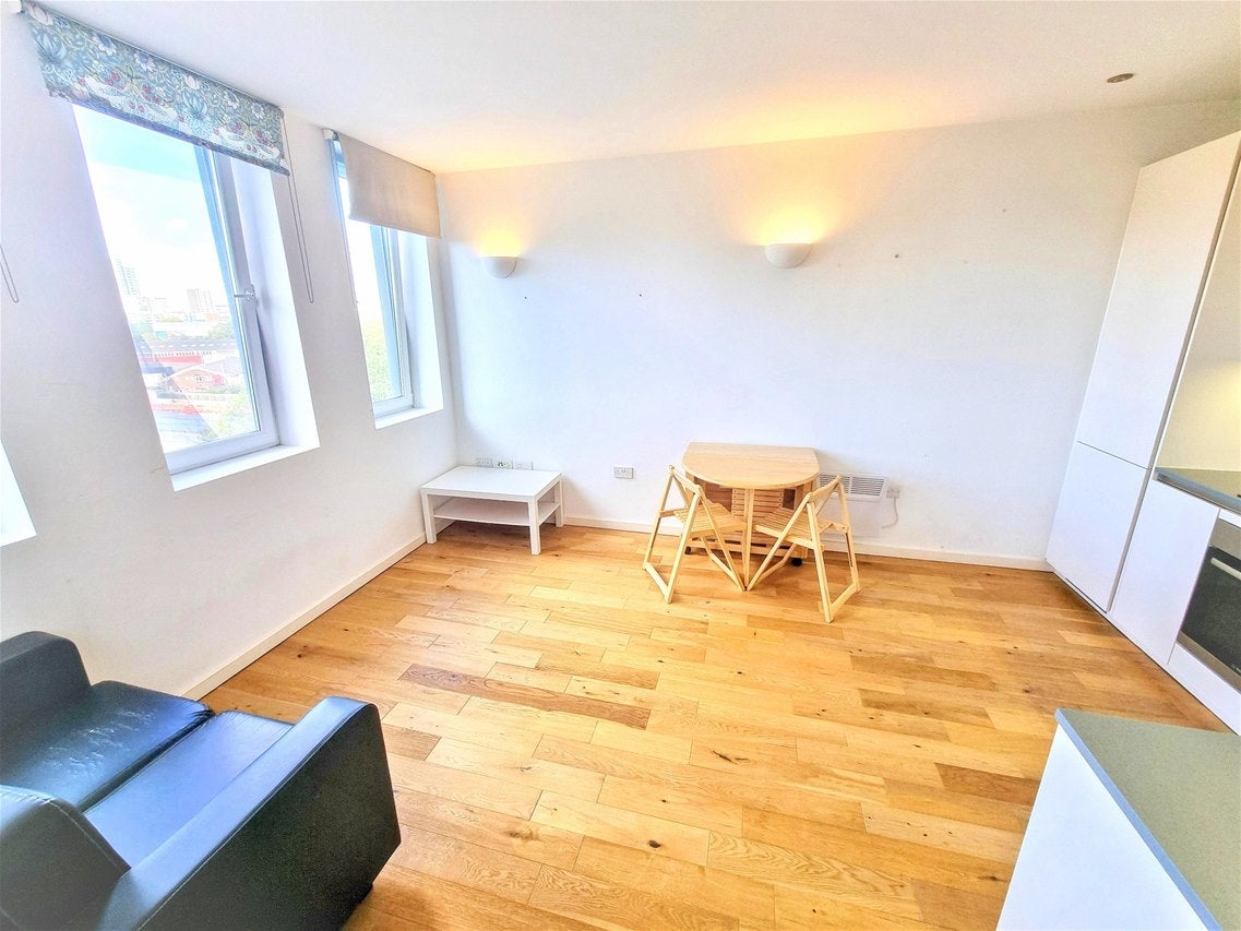 Flat Canning Road in Greater London