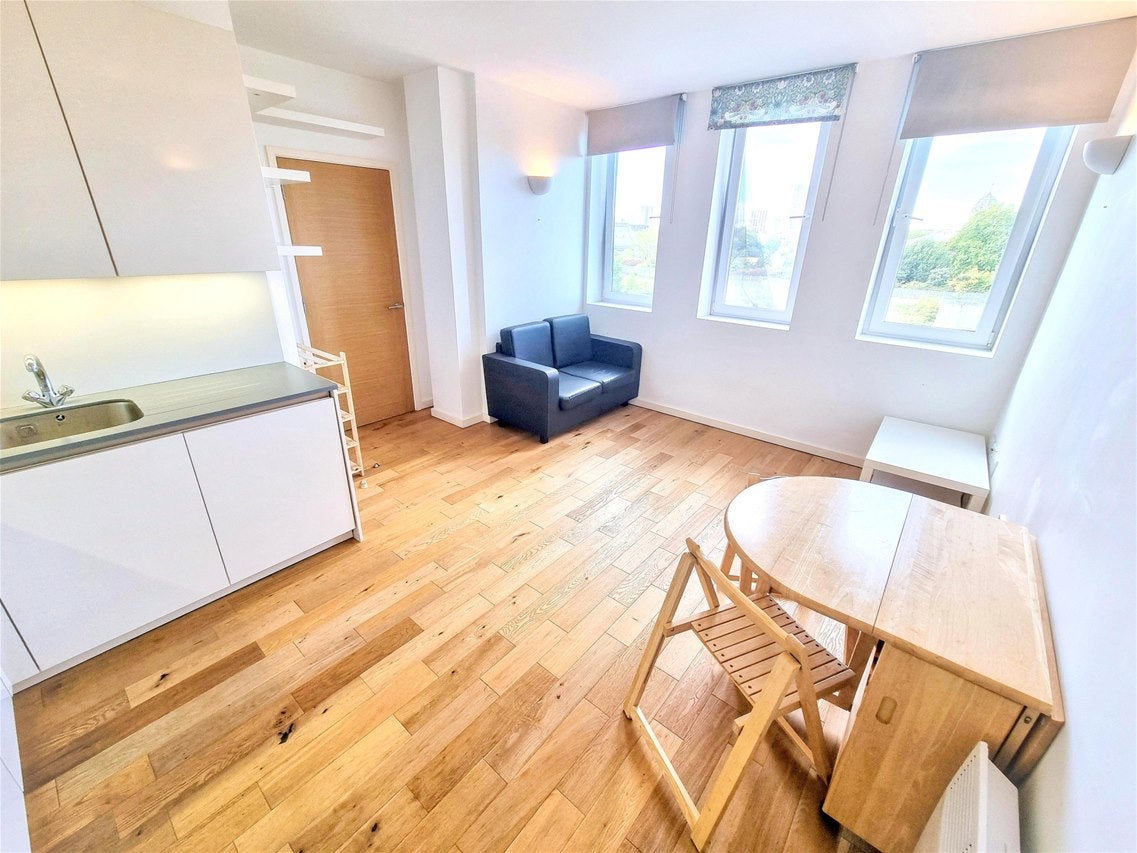 Flat Canning Road in Greater London