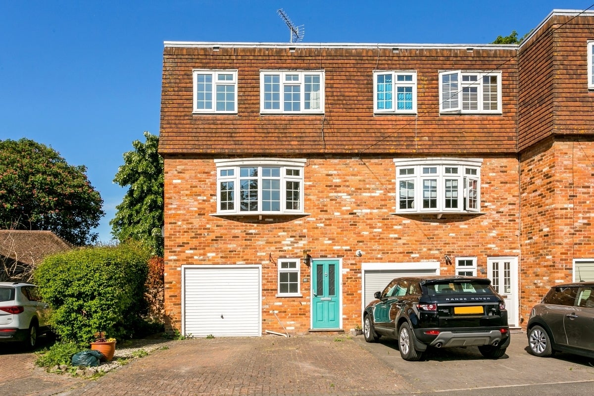 House Fieldhead Gardens in Bourne End