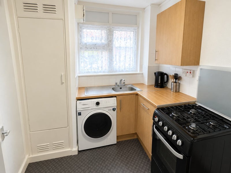 Room Capworth Street in Greater London