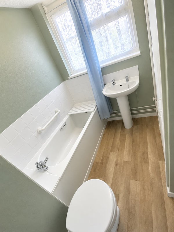 Room Capworth Street in Greater London