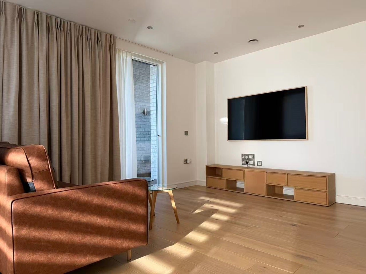 Flat Grant Road in Greater London