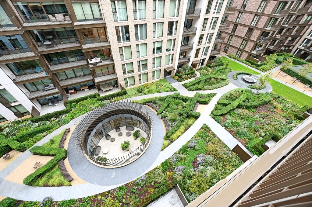 Flat Michael Road in Greater London