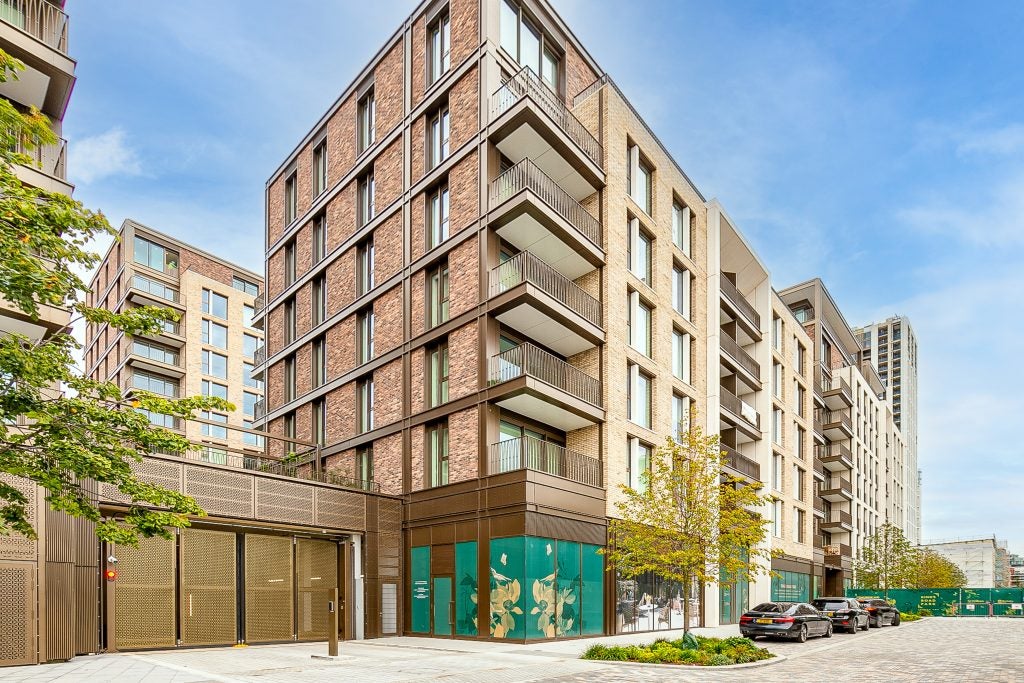 Flat Michael Road in Greater London