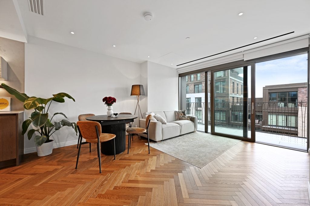 Flat Michael Road in Greater London