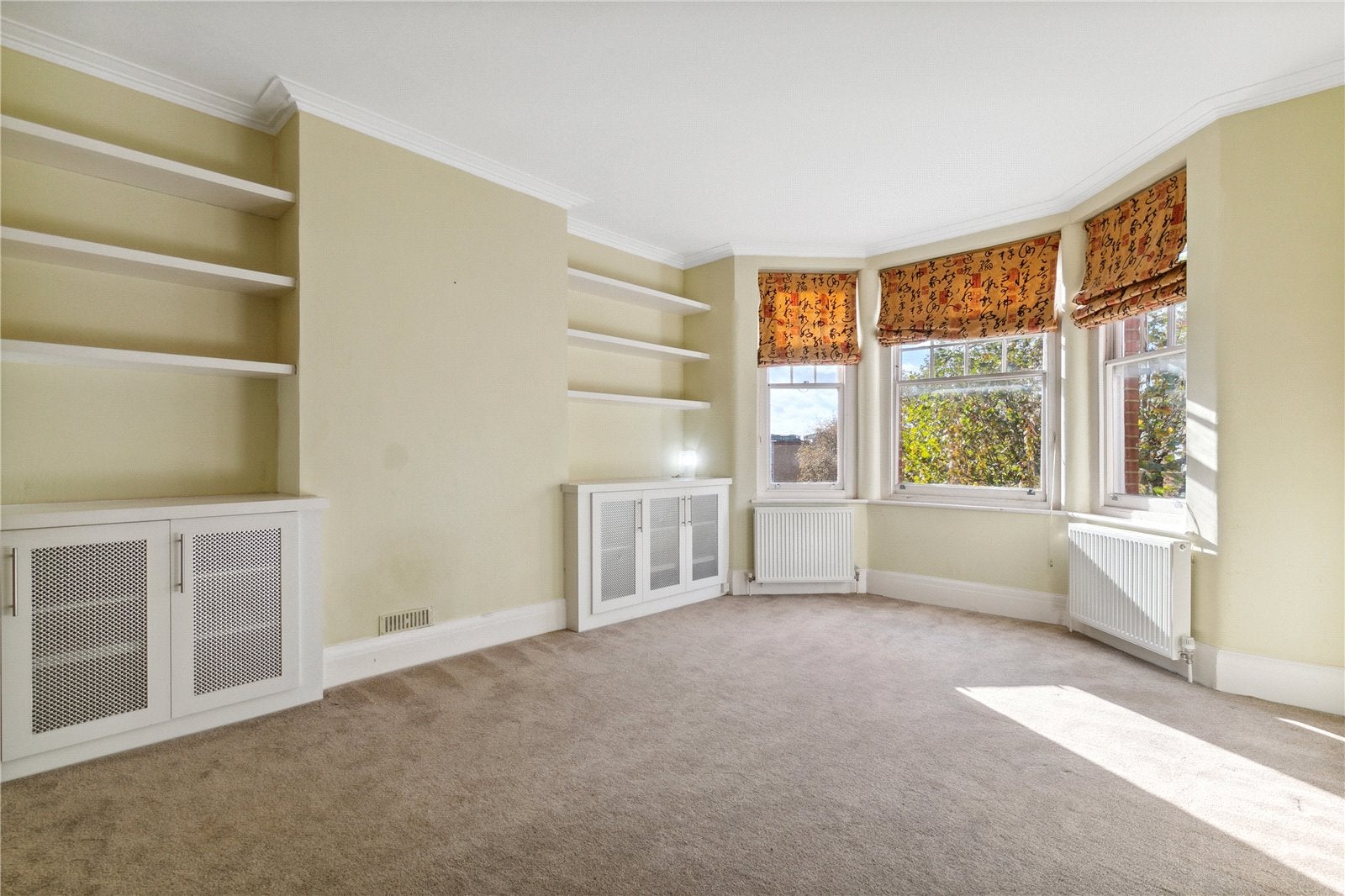 Flat Riverview Gardens in Greater London