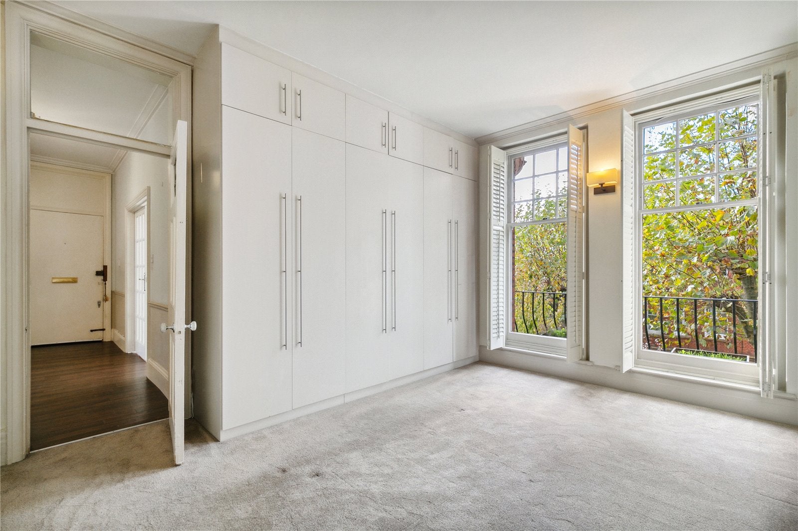 Flat Riverview Gardens in Greater London
