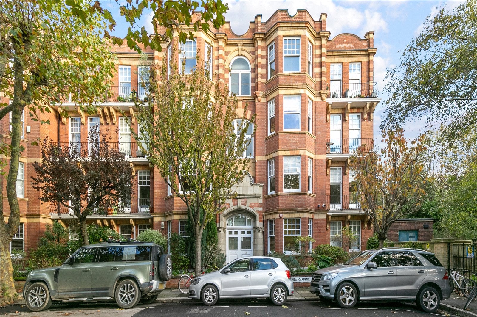 Flat Riverview Gardens in Greater London