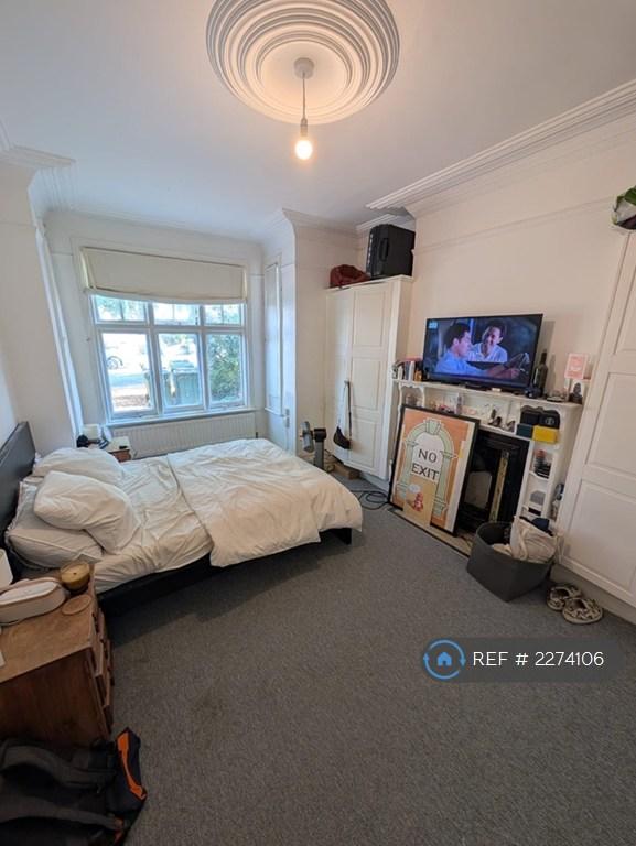 Flat Foyle Road in Greater London