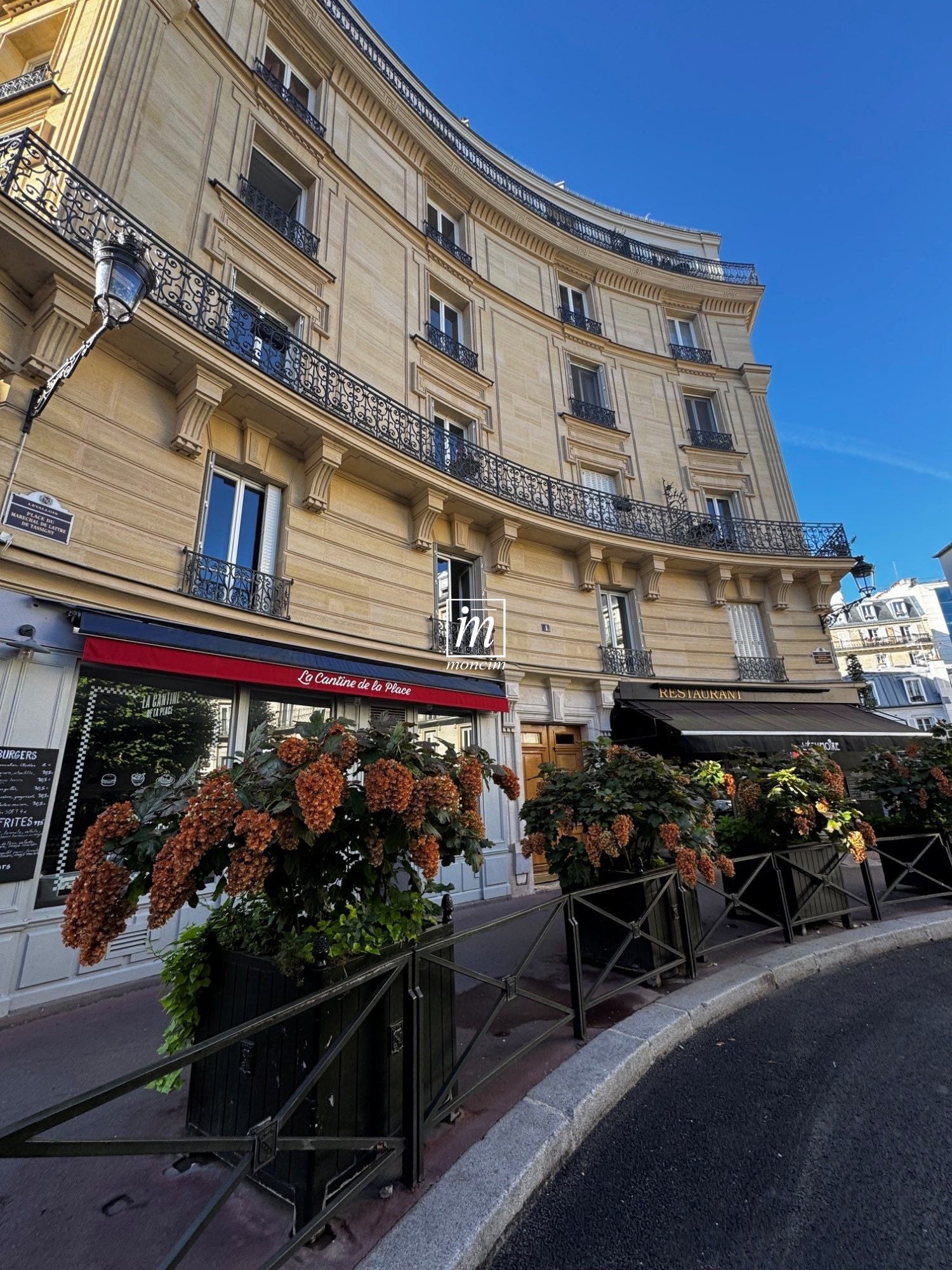 Flat Place du Maréchal de Lattre de Tassigny in Levallois-Perret