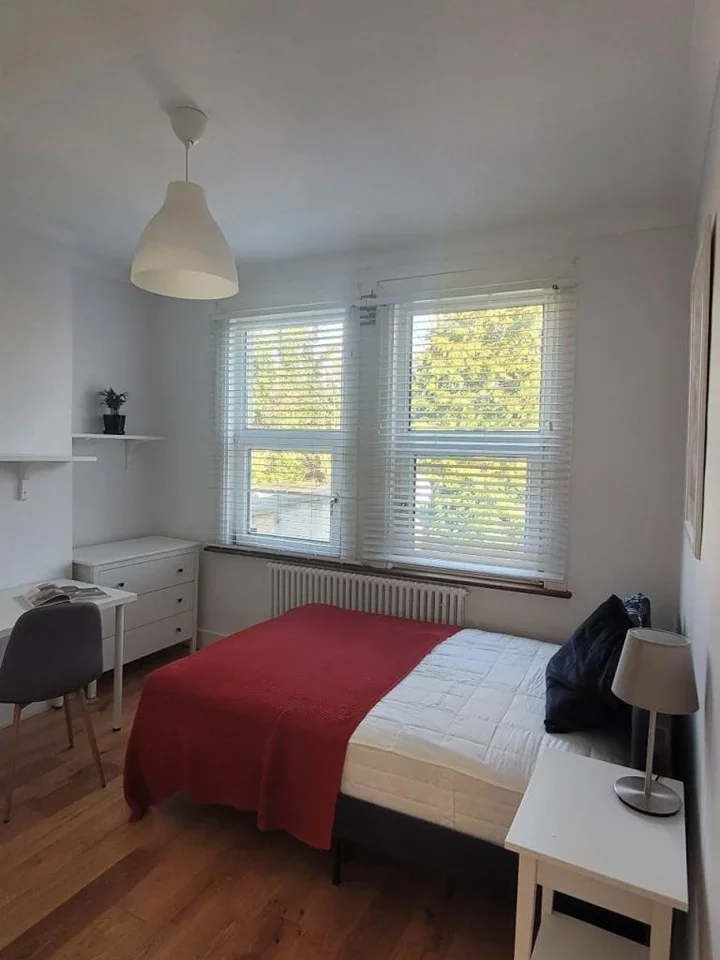 Room Sandfield Road in Greater London