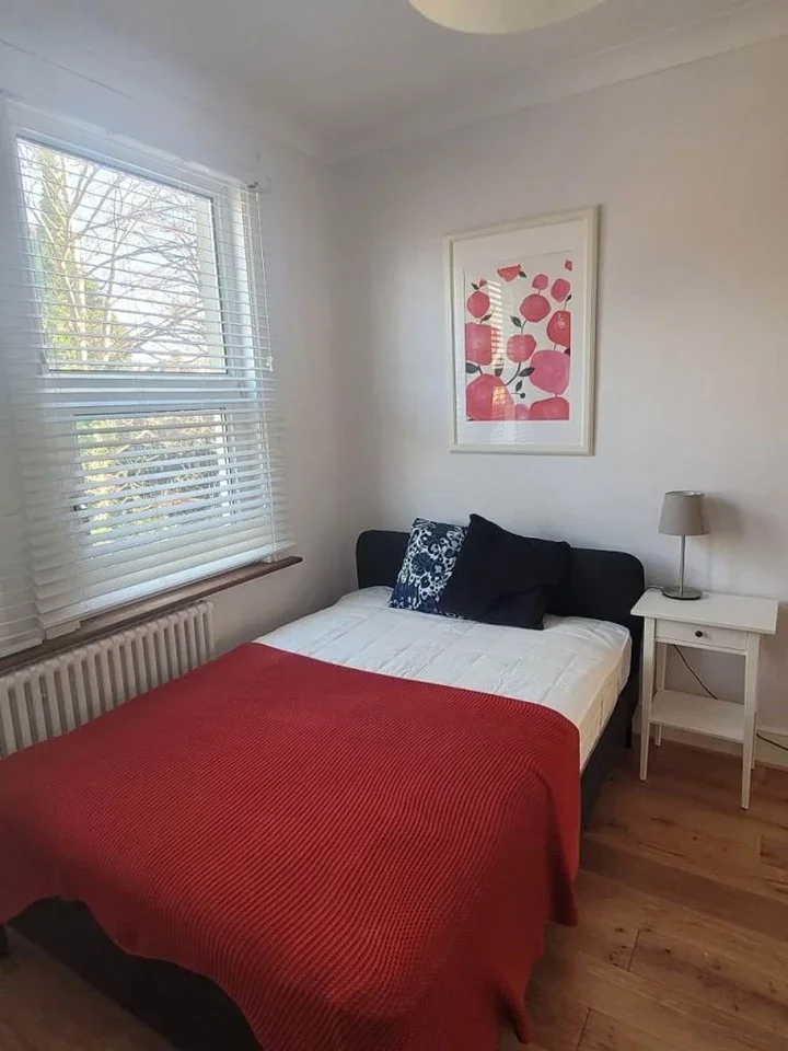 Room Sandfield Road in Greater London