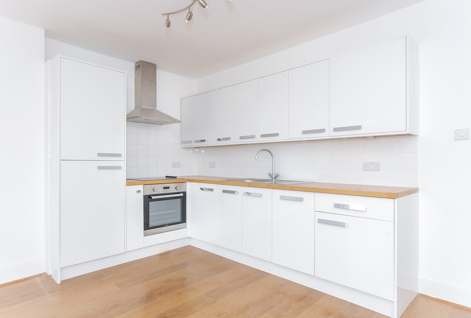 Flat Boniface Road in Greater London